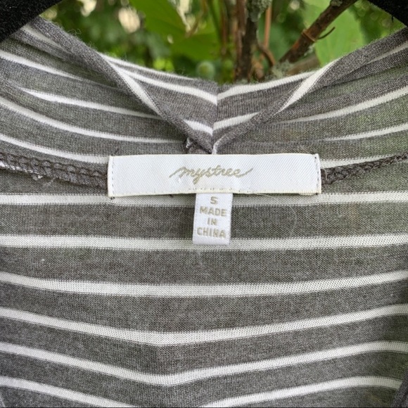 Mystree Sleeveless twist front cowl neck top
Size: Small Gray & white stripes - Picture 3 of 4